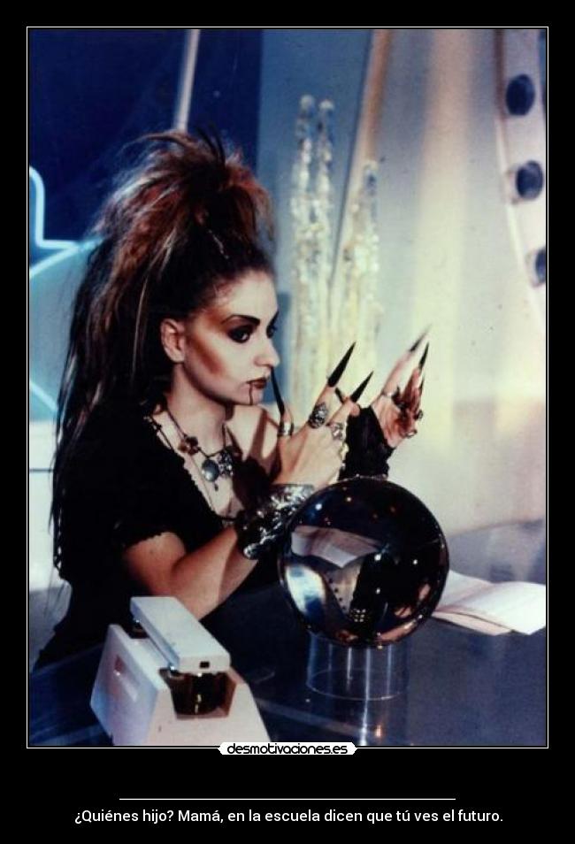 ___________________ - ¿Quiénes hijo? Mamá, en la escuela dicen que tú ves el futuro.