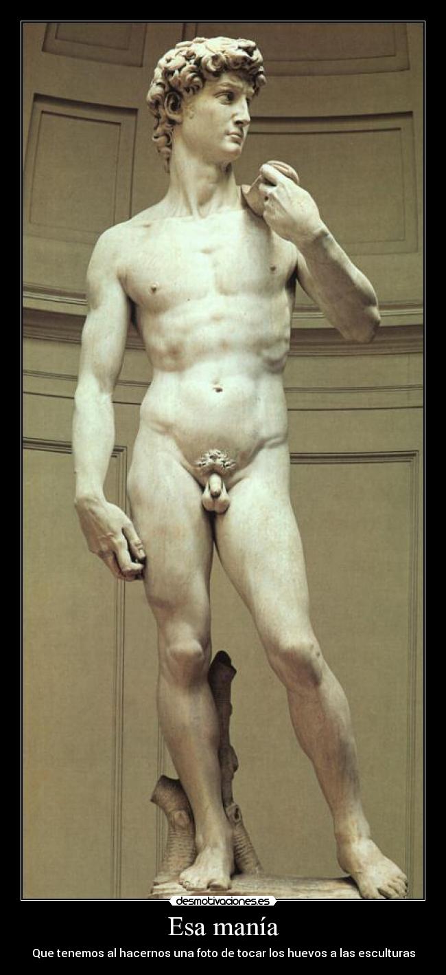 Esa manía - Que tenemos al hacernos una foto de tocar los huevos a las esculturas