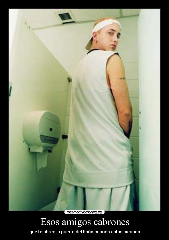 Esos amigos cabrones - que te abren la puerta del baño cuando estas meando