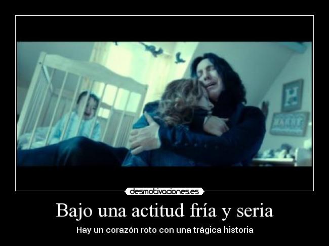 Bajo una actitud fría y seria -