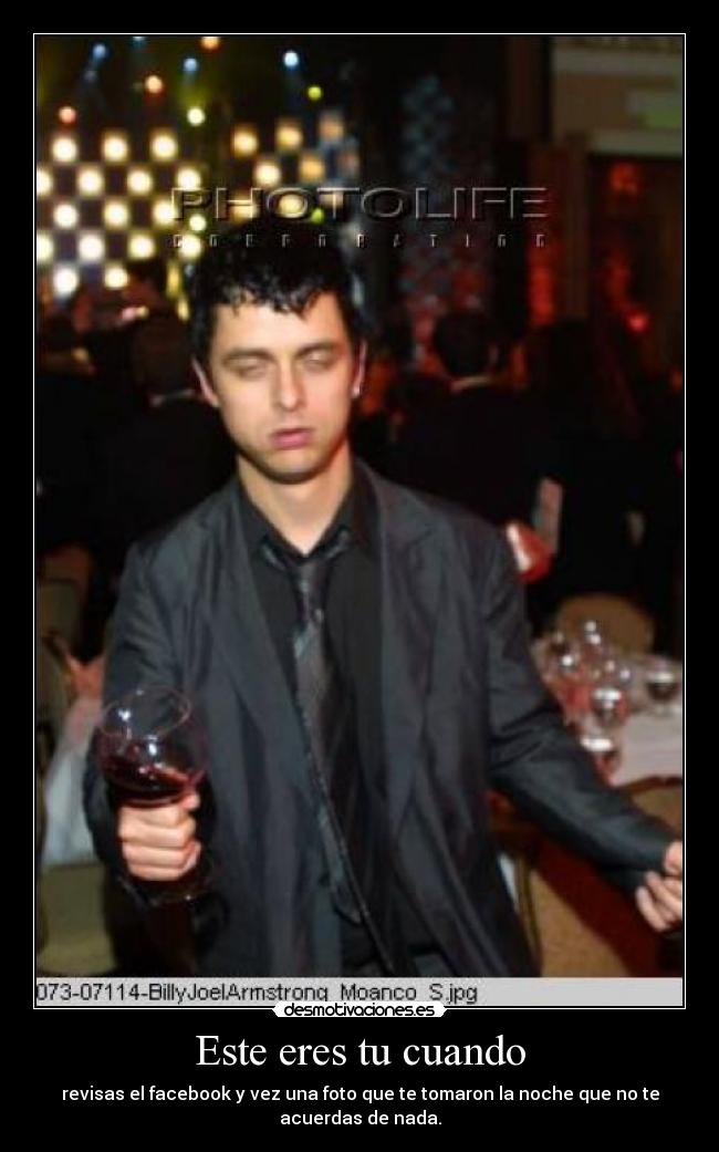Este eres tu cuando - revisas el facebook y vez una foto que te tomaron la noche que no te acuerdas de nada.