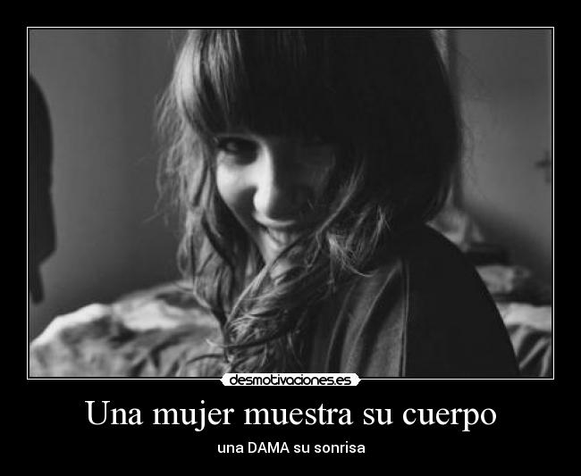 Una mujer muestra su cuerpo - una DAMA su sonrisa