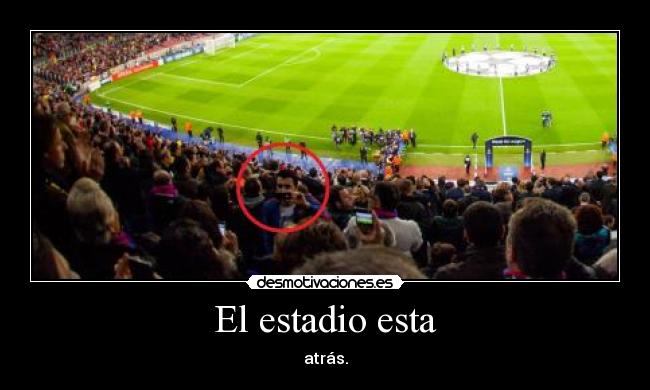 El estadio esta - atrás.