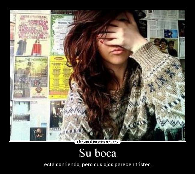 Su boca - está sonriendo, pero sus ojos parecen tristes.