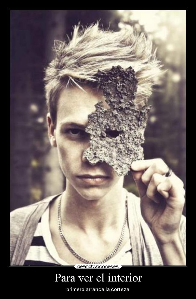 Para ver el interior - primero arranca la corteza.