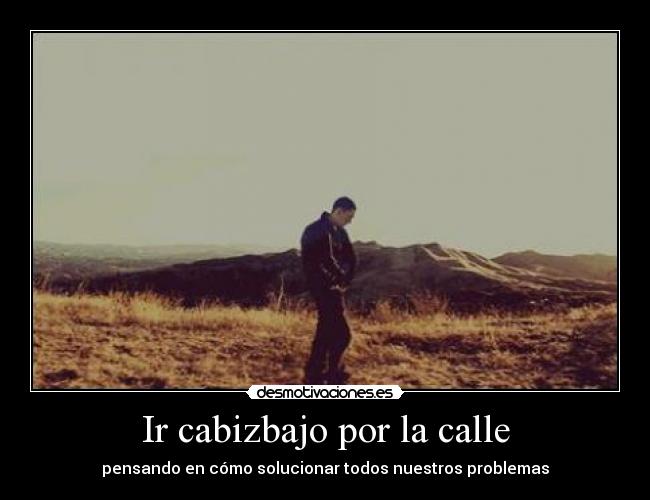 Ir cabizbajo por la calle -