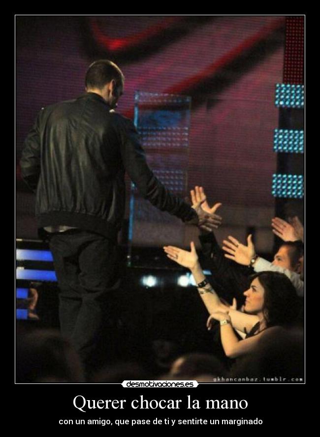 Querer chocar la mano -