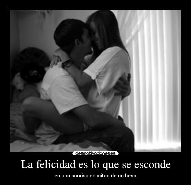 La felicidad es lo que se esconde - en una sonrisa en mitad de un beso.