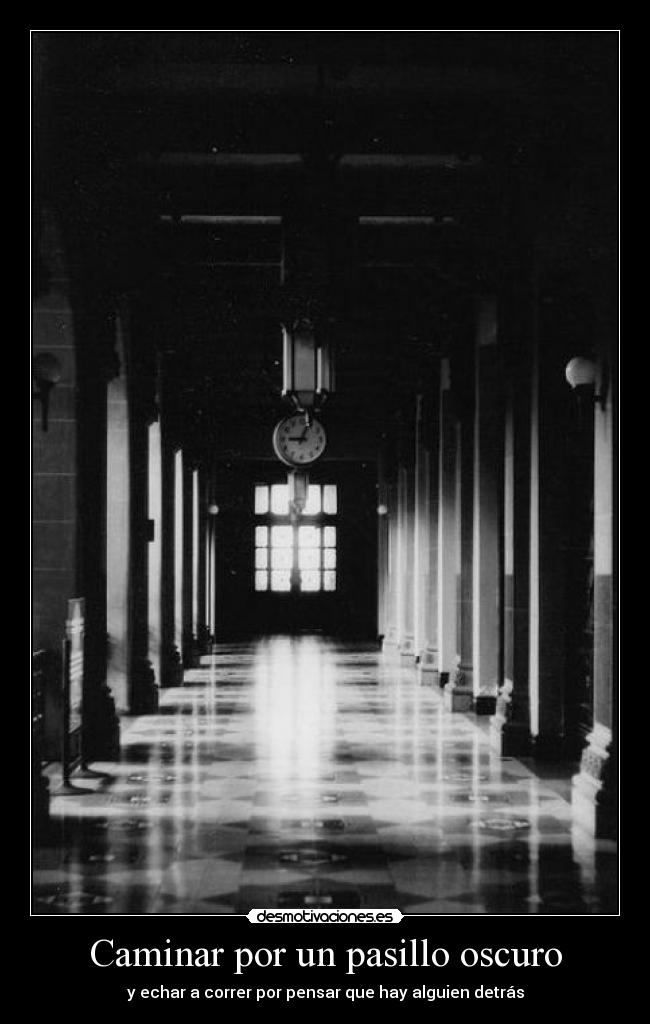 Caminar por un pasillo oscuro - 