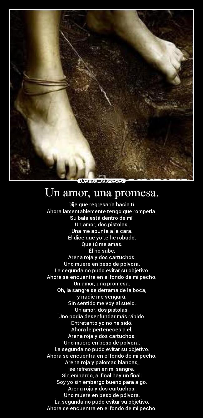 Un amor, una promesa. - Dije que regresaría hacia tí.
Ahora lamentablemente tengo que romperla.
Su bala está dentro de mí.
Un amor, dos pistolas.
Una me apunta a la cara.
Él dice que yo te he robado.
Que tú me amas.
Él no sabe.
Arena roja y dos cartuchos.
Uno muere en beso de pólvora.
La segunda no pudo evitar su objetivo.
Ahora se encuentra en el fondo de mi pecho.
Un amor, una promesa.
Oh, la sangre se derrama de la boca,
y nadie me vengará.
Sin sentido me voy al suelo.
Un amor, dos pistolas.
Uno podía desenfundar más rápido.
Entretanto yo no he sido.
Ahora le perteneces a él.
Arena roja y dos cartuchos.
Uno muere en beso de pólvora.
La segunda no pudo evitar su objetivo.
Ahora se encuentra en el fondo de mi pecho.
Arena roja y palomas blancas,
se refrescan en mi sangre.
Sin embargo, al final hay un final.
Soy yo sin embargo bueno para algo.
Arena roja y dos cartuchos.
Uno muere en beso de pólvora.
La segunda no pudo evitar su objetivo.
Ahora se encuentra en el fondo de mi pecho.