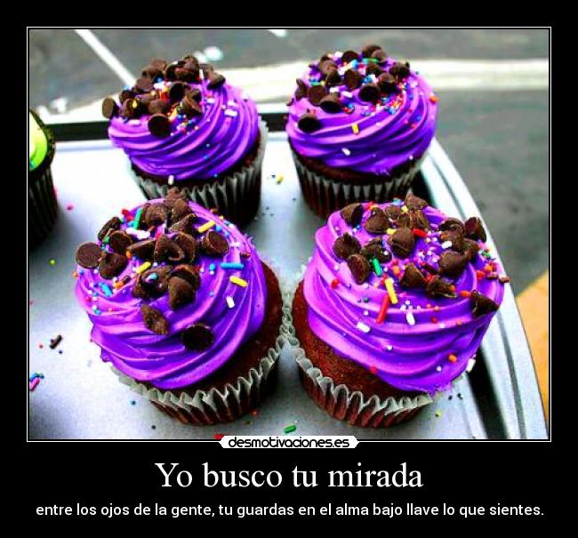 Yo busco tu mirada - entre los ojos de la gente, tu guardas en el alma bajo llave lo que sientes.
