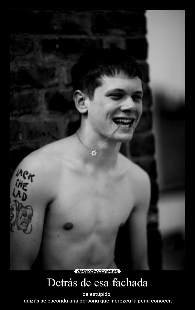 Detrás de esa fachada -