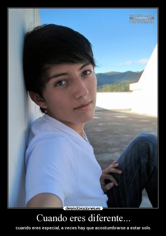 carteles alejandro sprouse cuando eres diferente desmotivaciones