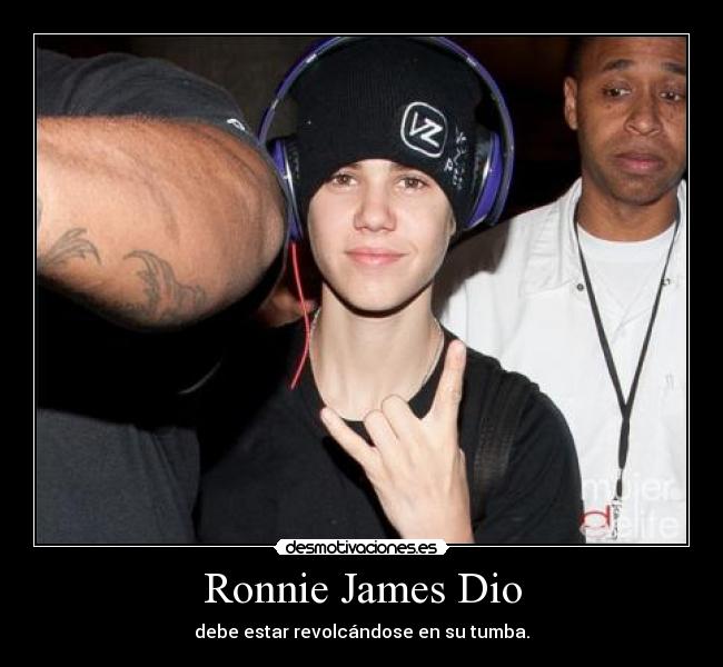 Ronnie James Dio - debe estar revolcándose en su tumba.