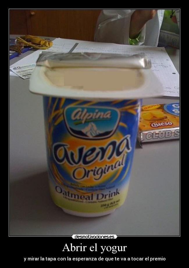Abrir el yogur - y mirar la tapa con la esperanza de que te va a tocar el premio