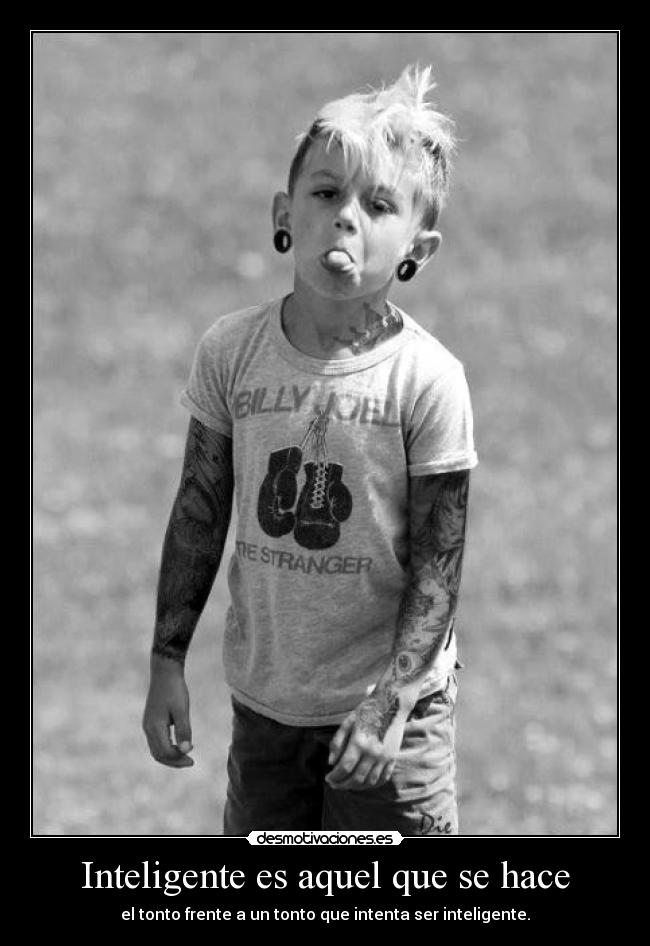 Inteligente es aquel que se hace - el tonto frente a un tonto que intenta ser inteligente.