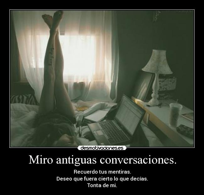 Miro antiguas conversaciones. -
