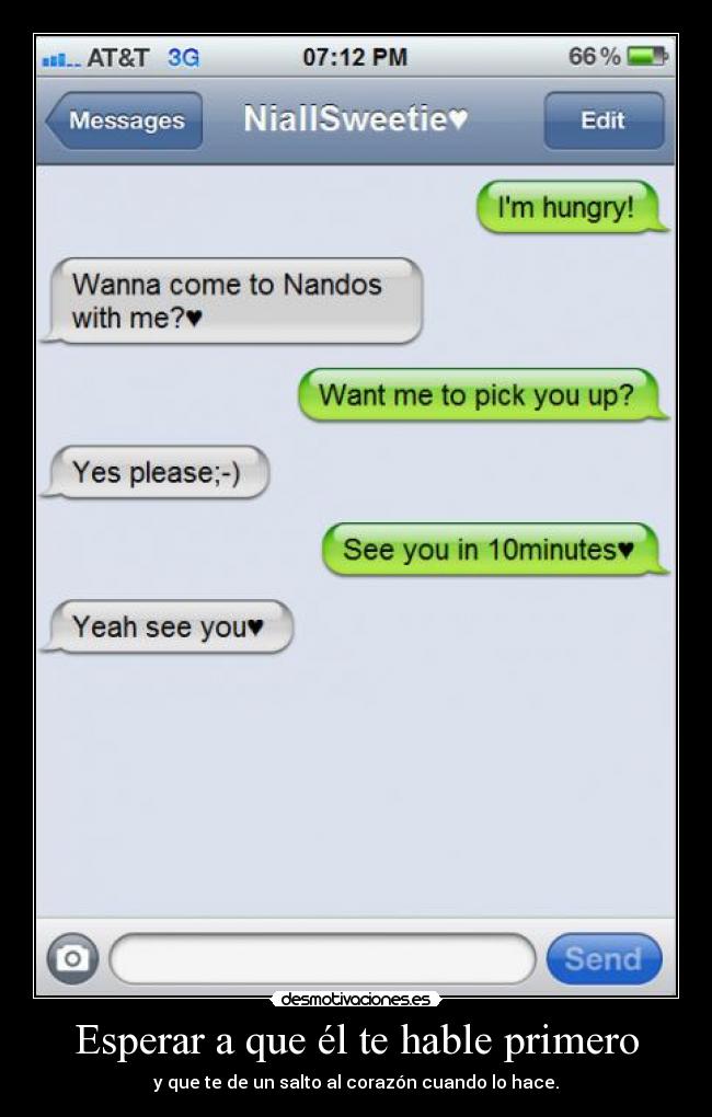 Esperar a que él te hable primero - y que te de un salto al corazón cuando lo hace.