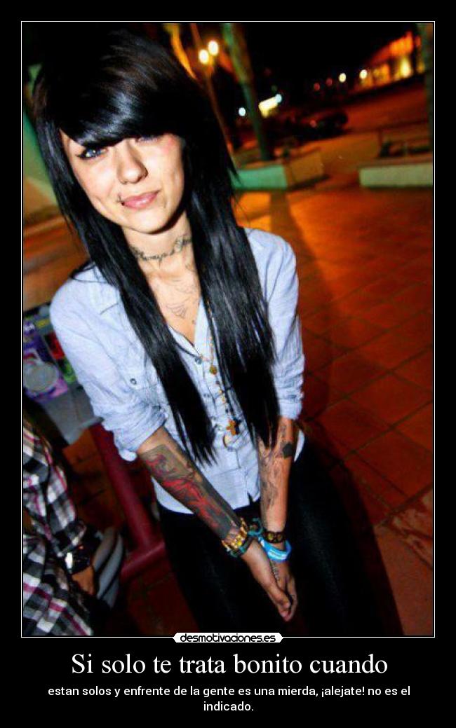Si solo te trata bonito cuando - estan solos y enfrente de la gente es una mierda, ¡alejate! no es el indicado.
