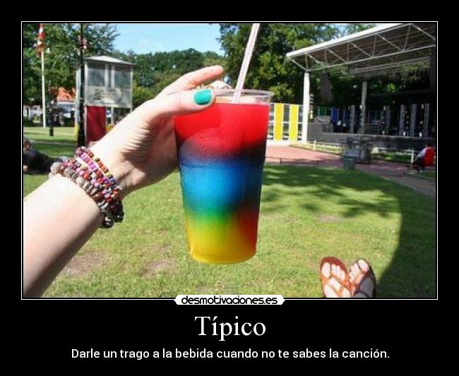 Típico - Darle un trago a la bebida cuando no te sabes la canción.