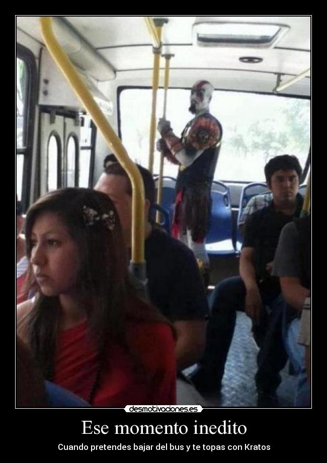 Ese momento inedito - Cuando pretendes bajar del bus y te topas con Kratos