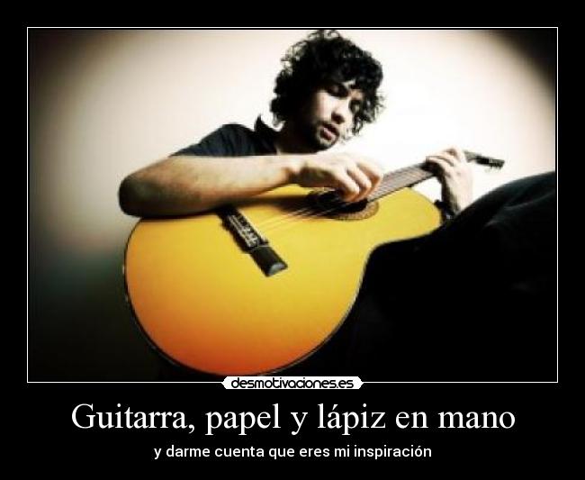 Guitarra, papel y lápiz en mano -