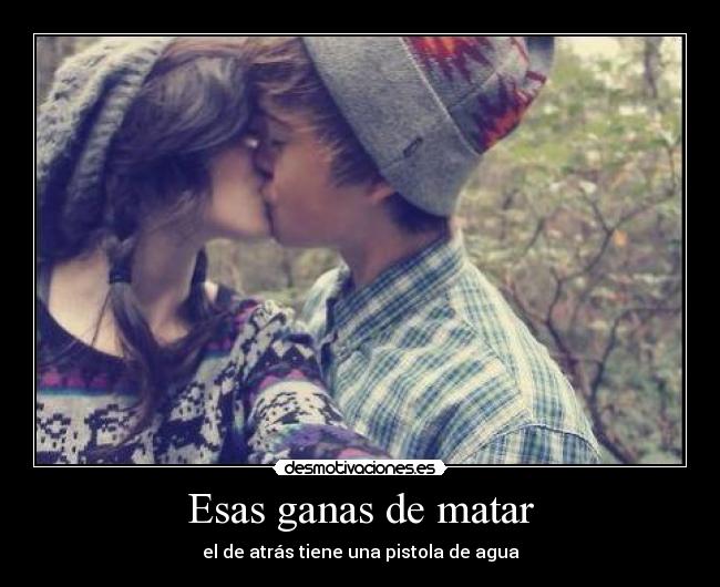Esas ganas de matar - el de atrás tiene una pistola de agua