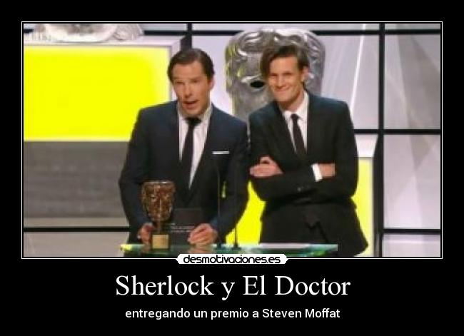 Sherlock y El Doctor - entregando un premio a Steven Moffat