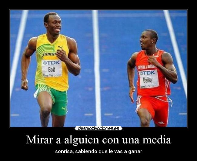 Mirar a alguien con una media - 