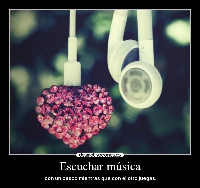 Escuchar música - con un casco mientras que con el otro juegas.