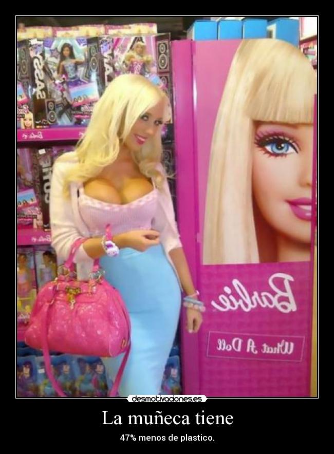 La muñeca tiene - 47% menos de plastico.