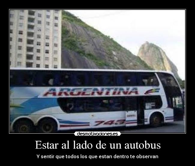 Estar al lado de un autobus -