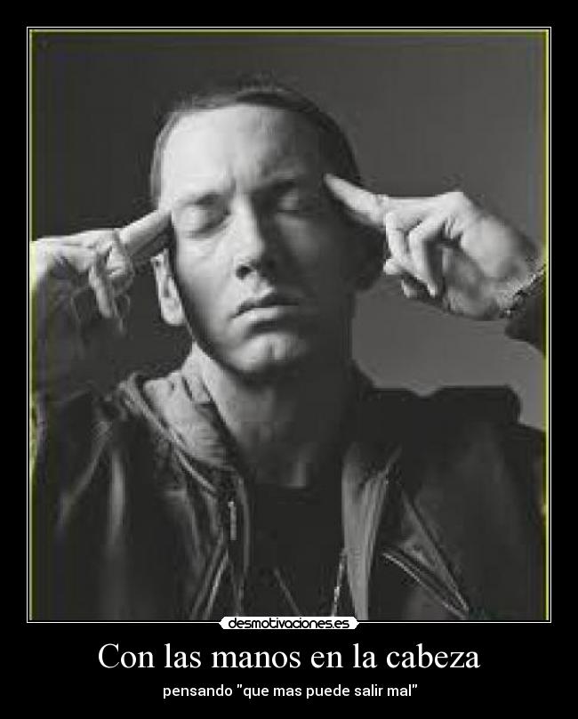 Con las manos en la cabeza -