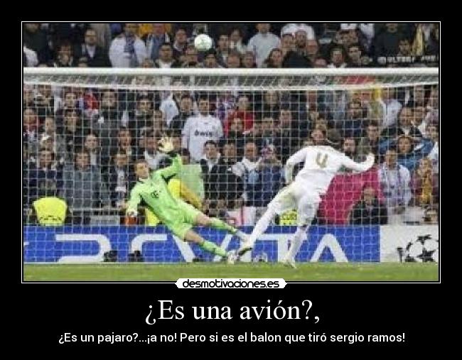 ¿Es una avión?, - ¿Es un pajaro?...¡a no! Pero si es el balon que tiró sergio ramos!