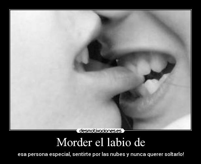 Morder el labio de -