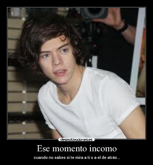 Ese momento incomo - cuando no sabes si te mira a ti o a el de atrás ..