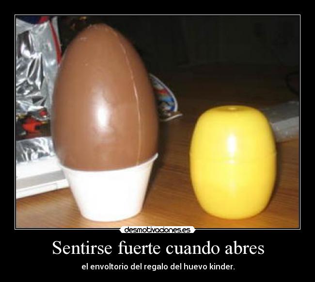 Sentirse fuerte cuando abres - el envoltorio del regalo del huevo kinder.