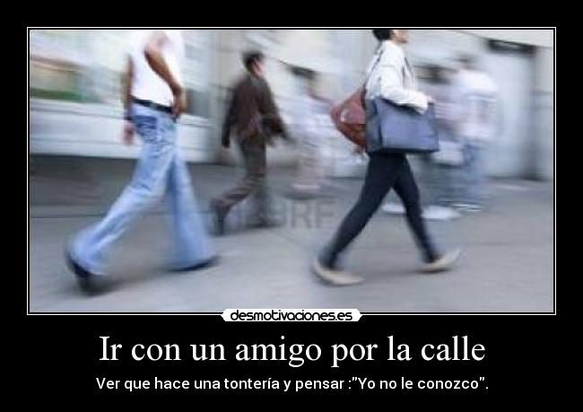 Ir con un amigo por la calle -