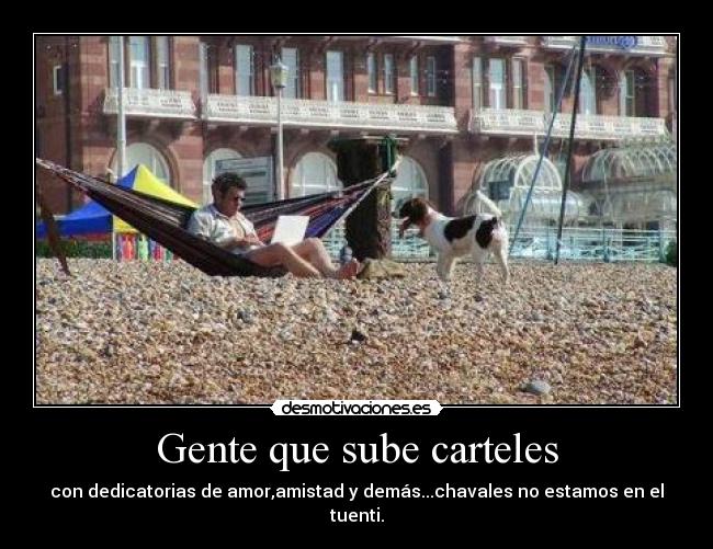 Gente que sube carteles -