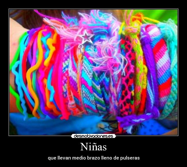 Niñas - que llevan medio brazo lleno de pulseras