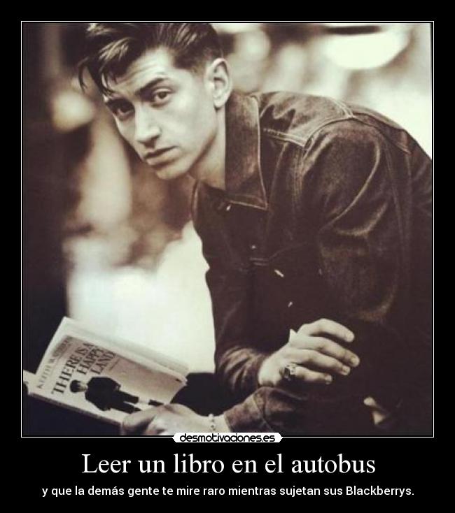 Leer un libro en el autobus -