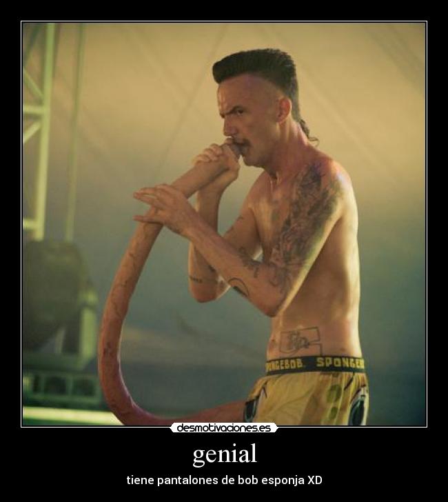 genial - tiene pantalones de bob esponja XD