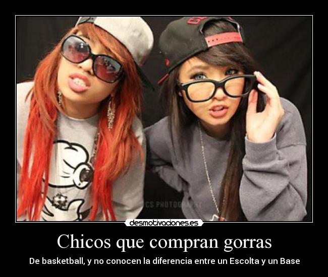 Chicos que compran gorras -