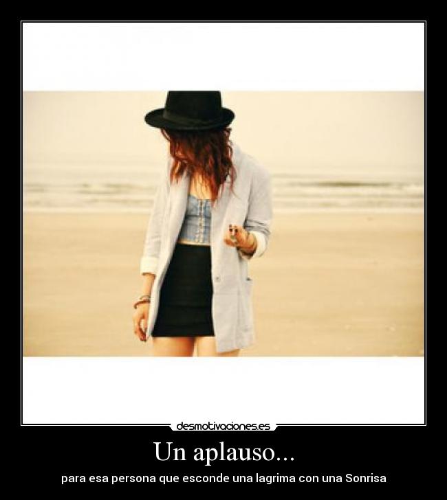 Un aplauso... - para esa persona que esconde una lagrima con una Sonrisa