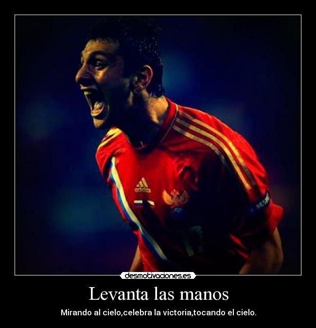 Levanta las manos - Mirando al cielo,celebra la victoria,tocando el cielo.