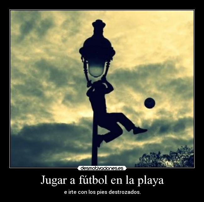 Jugar a fútbol en la playa - 
