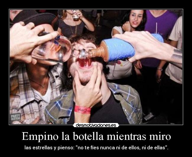 Empino la botella mientras miro -