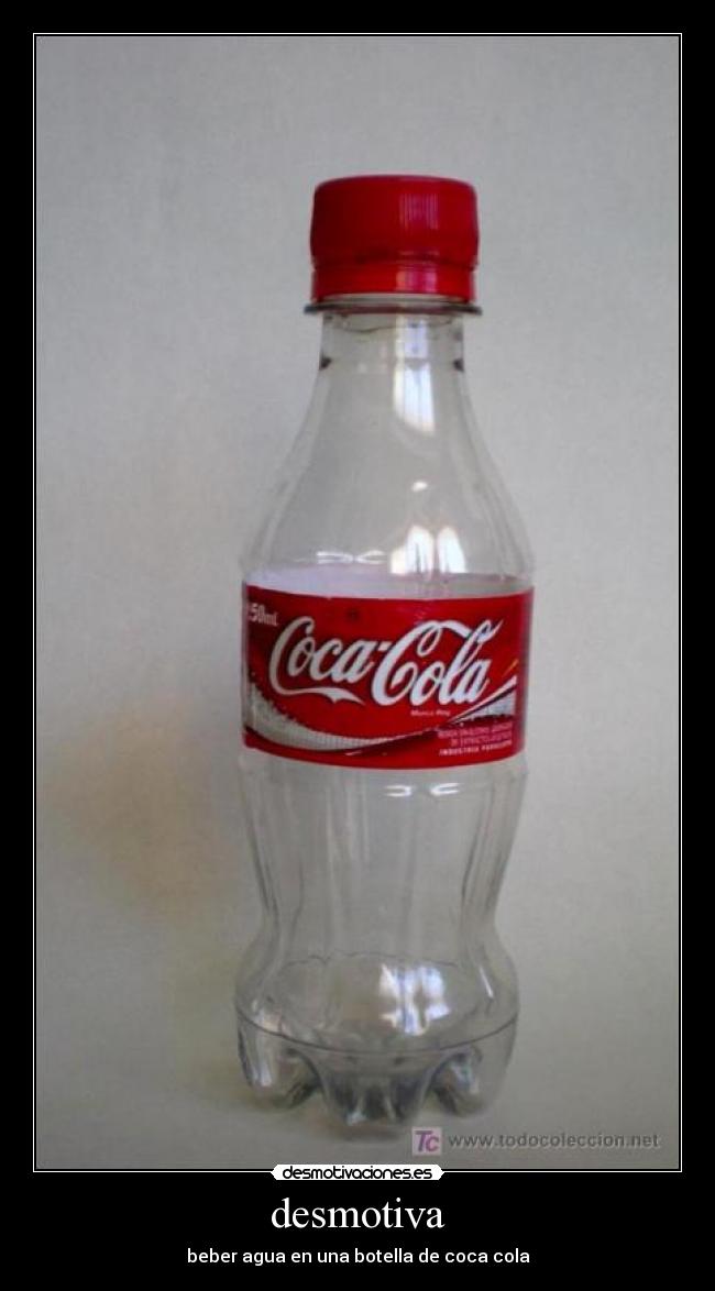 desmotiva - beber agua en una botella de coca cola
