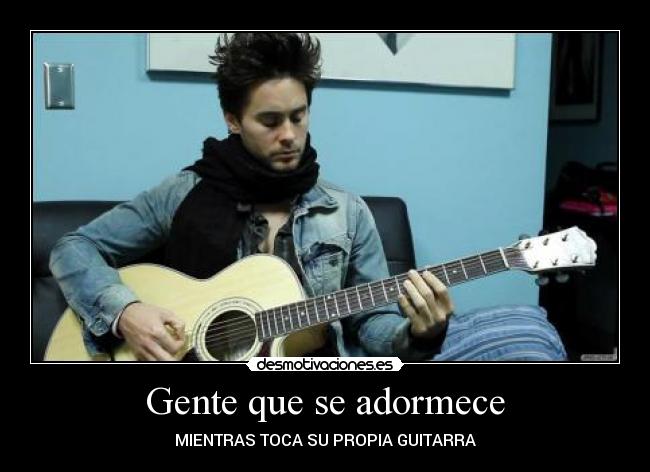 Gente que se adormece - MIENTRAS TOCA SU PROPIA GUITARRA
