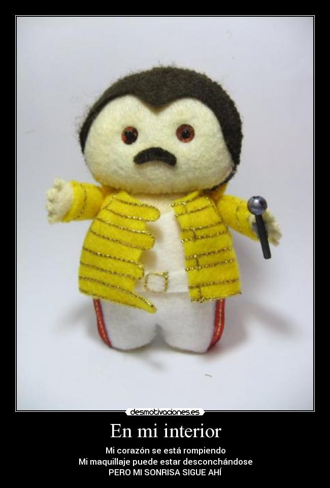 carteles queen freddie mercury peluche the show must sonrisa corazon desmotivaciones